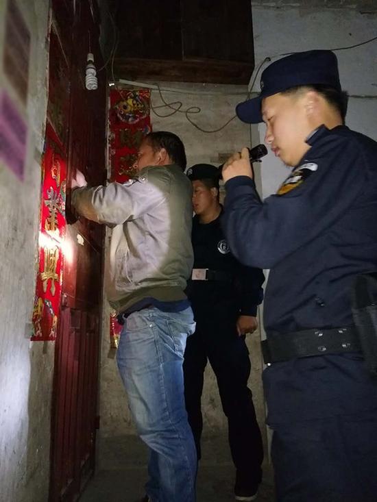 钦州粗心妈妈误将幼女锁家中 民警全城寻开锁师傅开门