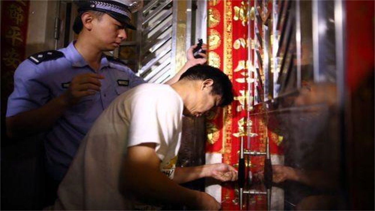 钦州请开锁师傅开了锁后，师傅为什么一般都不进门，就算主人请也不进去？